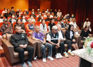 Burmistrz Pattayi wzywa nowo zatrudnionych sprzątaczy ulic, aby z dumą dbali o czystość miasta przed szczytem sezonu