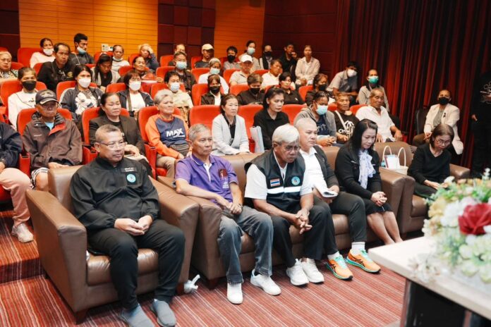 Мэр Паттайи призывает новонанятых уборщиков улиц гордиться поддержанием чистоты города в преддверии высокого сезона