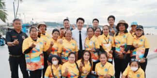 パタヤ市長、パタヤビーチのビーチマッサージ業者に公式ユニフォームシャツを配布