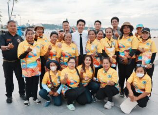 Burmistrz Pattayi rozdaje oficjalne koszulki pracownikom masażu plażowego na plaży Pattaya
