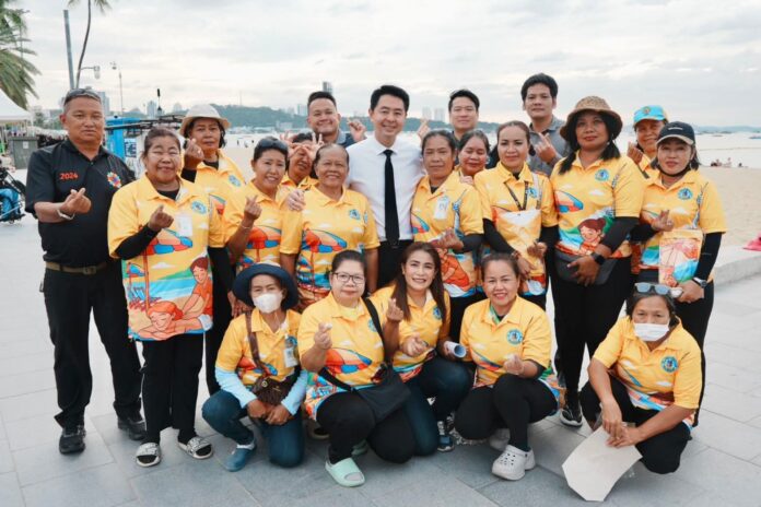 Мэр Паттайи раздает официальные униформы операторам массажа на пляже Паттайи