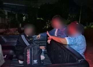 パタヤの女性、隣人に刺される。以前から侮辱されていたとされる人物と衝突し、嫉妬が暴力に発展。加害者はバッグに荷物を詰め、逮捕を待つ。