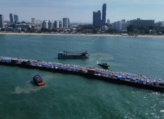 Мэр Паттайи приветствует международные команды пиротехников в преддверии грандиозного фестиваля фейерверков 2025 в эти выходные!