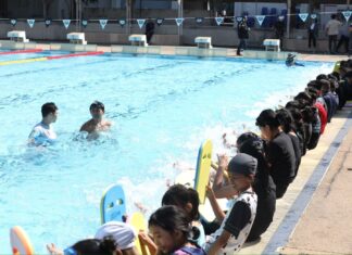 Der stellvertretende Bürgermeister von Pattaya startet das Jugendschwimmprogramm 2025 zur Förderung von Gesundheit und lebensrettenden Fähigkeiten.