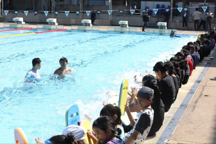 Заместитель мэра Паттайи запускает программу плавания для молодежи 2025 года для повышения здоровья и навыков спасения жизни