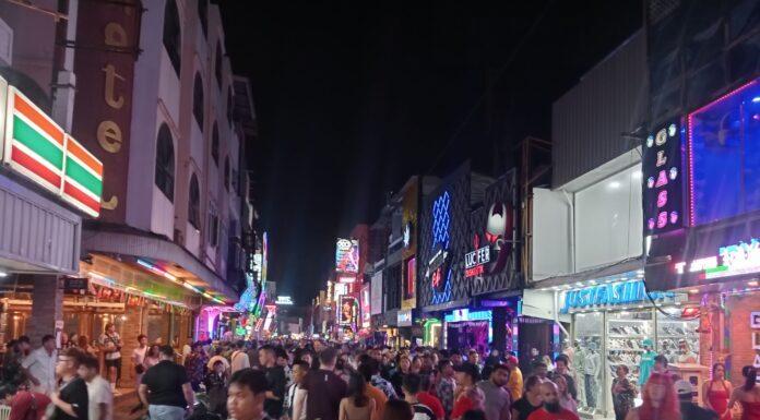 La Thaïlande envisage de lever l'interdiction de vente d'alcool l'après-midi, en vigueur depuis des décennies, suite à une récente vague de protestations.