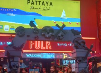 パタヤのハロウィーンは、王太后陛下の国葬期間を尊重しながらも、お祭り気分で盛り上がる