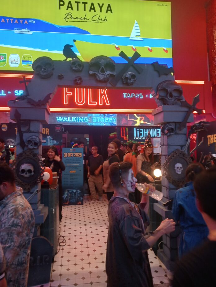 Паттайя в Хэллоуин живет праздничным настроением, соблюдая период национального траура в связи с кончиной Ее Королевского Величества королевы-матери