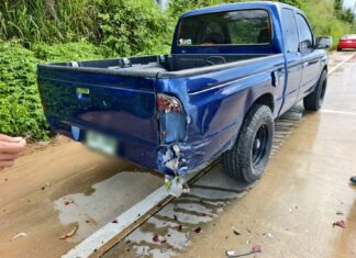 Un motociclista resultó gravemente herido tras chocar contra una camioneta estacionada bajo una intensa lluvia cerca de Pattaya.