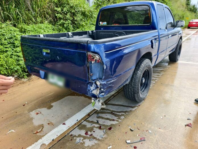 Мотоциклист серьезно травмирован после столкновения с припаркованным пикапом во время сильного дождя около Паттайи