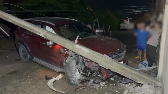 Пьяный водитель в Паттайе врезался в электрический столб, оставив всю деревню без света, признал, что был пьян, но утверждает, что не помнит об аварии