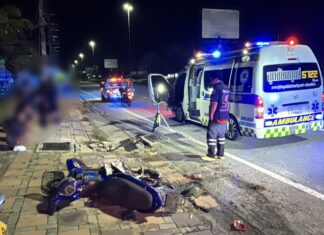 Un joven resultó gravemente herido tras chocar su motocicleta contra un poste de luz en la carretera Sukhumvit de Pattaya.