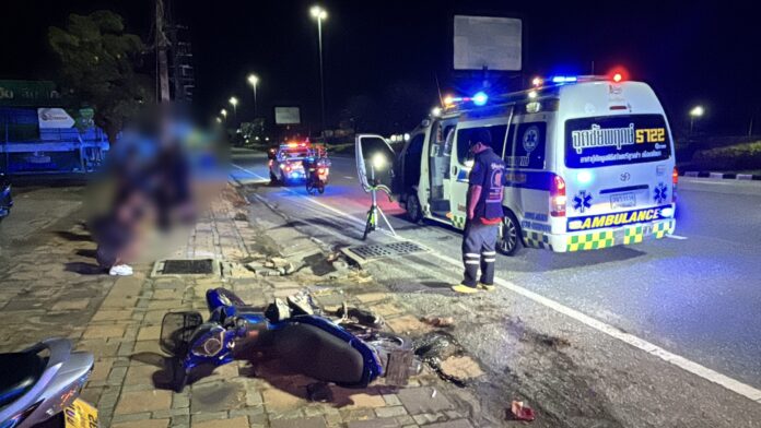 Молодой человек получил серьезные травмы после того, как его мотоцикл врезался в столб на дороге Сукхумвит в Паттайе