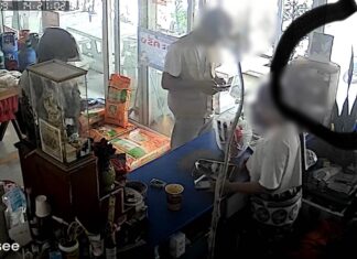 Las cámaras de seguridad captaron a un ladrón estafando a un supermercado en Chonburi con un recibo falso.