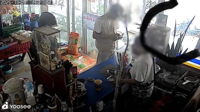 CCTV Зафиксировал Как Вор Использует Поддельную Квитанцию для Обмана в Продуктовом Магазине в Чонбури