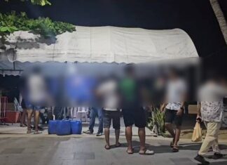 Un turista indio afirma que mujeres transgénero le robaron su collar de oro de 70,000 baht en la playa de Pattaya.