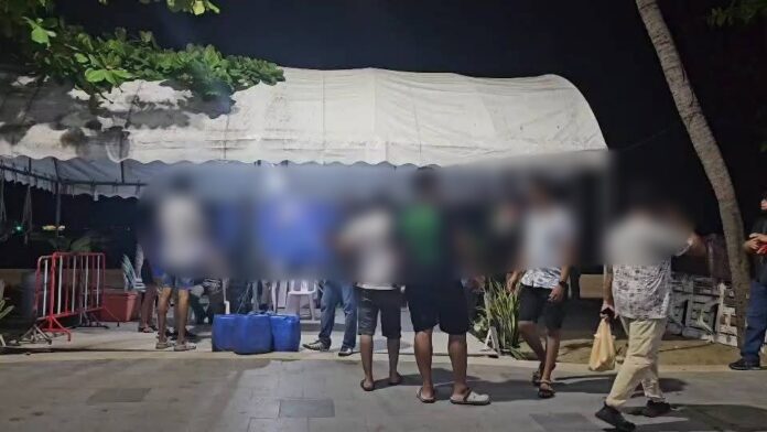 Индийский турист утверждает, что трансгендерные женщины украли его золотое ожерелье стоимостью 70,000 бат на пляже Паттайи