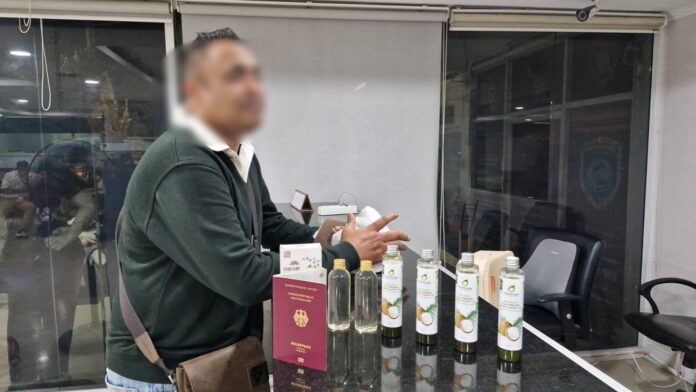 Немецкий турист обманут в Паттайе в мошенничестве с чудо-травяным маслом, заплатив 140,000 бат за пять бутылок