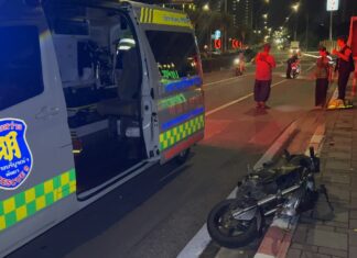 Utländsk kvinna skadad i motorcykelolycka i Pattaya efter att ha väjt för att undvika kundvagn