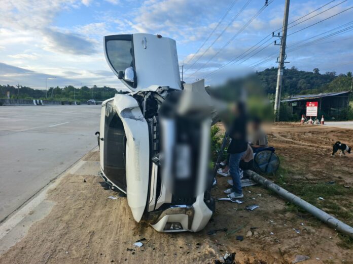 Водитель заснул за рулём, пикап врезался в столб и перевернулся на шоссе 331 около Паттайи, двое пострадавших