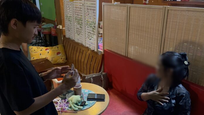 Владелица магазина в Паттайе потеряла более 14,000 бат в наличных и ценностях из-за вора, выдававшего себя за клиента, ищущего укрытие от дождя