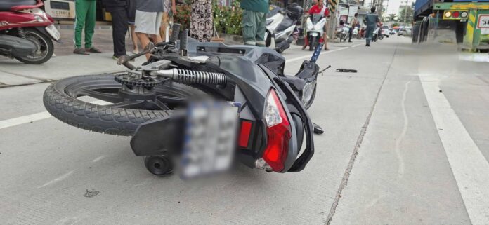 Двое детей из Мьянмы, идущих в школу в Сри Раче, 9 и 15 лет, погибли после столкновения мотоцикла с пешеходом и заноса под прицеп грузовика