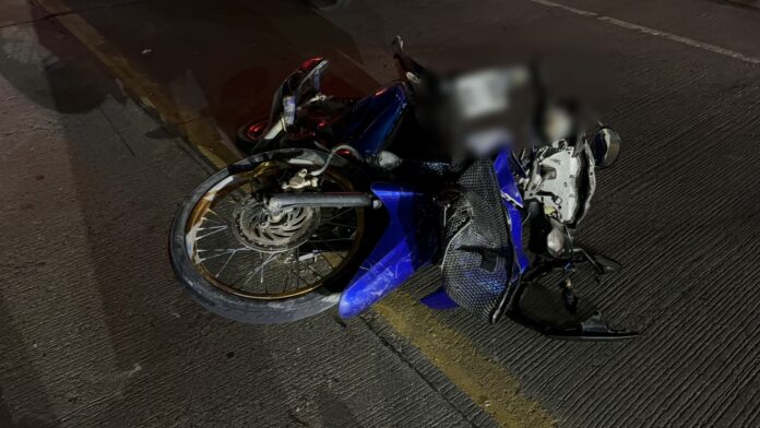 Два тайских мужчины серьезно пострадали в лобовом столкновении мотоциклов в Паттайе