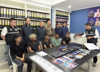 パタヤ警察がコンドミニアムを捜索、オンラインギャンブル組織の運営容疑でインド国籍の5人を逮捕