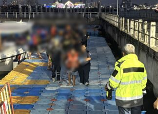 パタヤ沖の荒波で7時間漂流、子供を含む漁師12人が劇的な救助で救出される