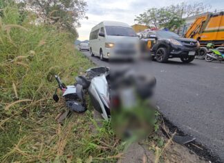CCTV legt gruwelijke crash vast als twee middelbare schoolbroers op een motorfiets tegen een SUV botsen, van rijstrook wisselen en frontaal botsen met een andere motorfiets in Sri Racha, drie mensen raken ernstig gewond