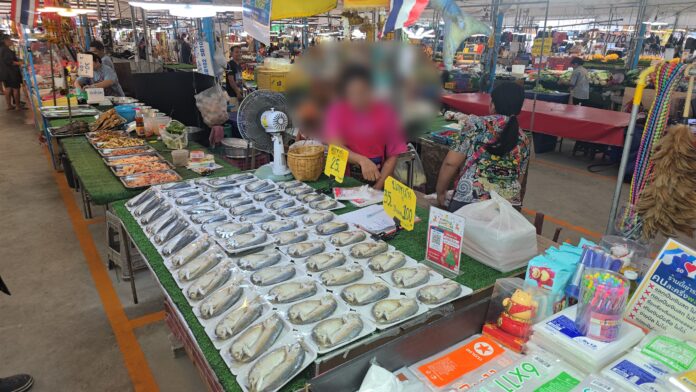 Камеры CCTV зафиксировали, как вор, выдавая себя за покупателя, украл телефон у продавца скумбрии на рынке Сри Рача