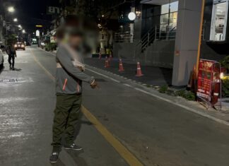 Starszy, niepełnosprawny kierowca taksówki motocyklowej w Pattayi brutalnie zaatakowany przez dostawców aplikacji mobilnej w związku ze sporem o miejsce odbioru.