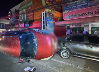 Pijany kierowca wracający z festiwalu fajerwerków w Pattayi wjechał w zaparkowany samochód i dachował