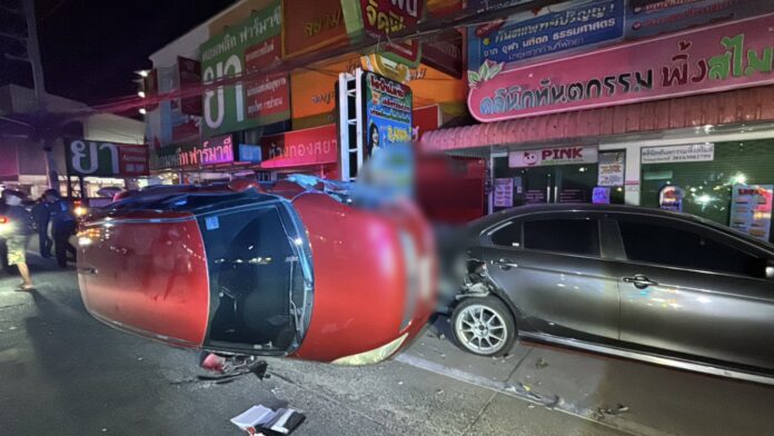 Пьяный водитель, возвращаясь с фестиваля фейерверков в Паттайе, врезался в припаркованную машину и перевернул свой автомобиль