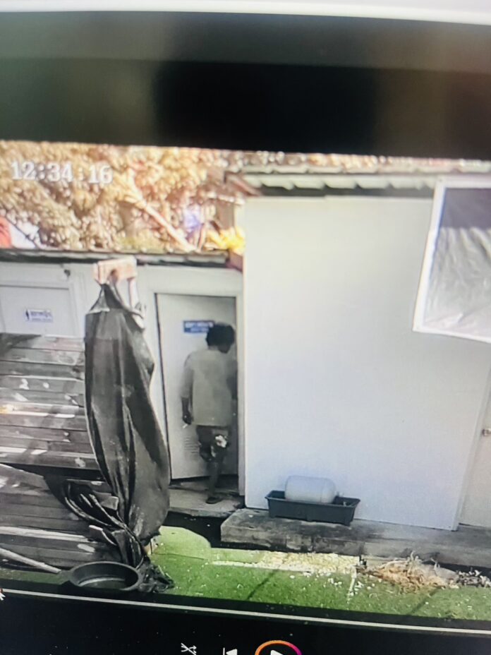 Вор возвращается на мотоцикле с коляской, снова крадет из закрытого ресторана в Паттайе