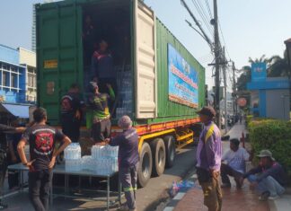 Жители Шрирачи проявляют невероятную щедрость, собирая пожертвования для пострадавших от наводнения на юге Таиланда