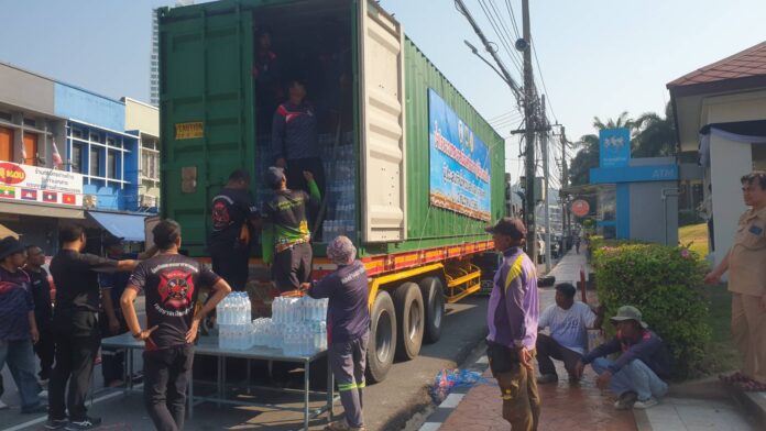 Жители Сирачи проявляют огромную щедрость, поскольку пожертвования продолжают поступать жертвам наводнения на юге Таиланда