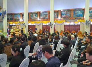 Il comune di Sri Racha si riunisce per onorare Sua Maestà il Re Rama IX, il grande compleanno, la festa nazionale e la festa del papà