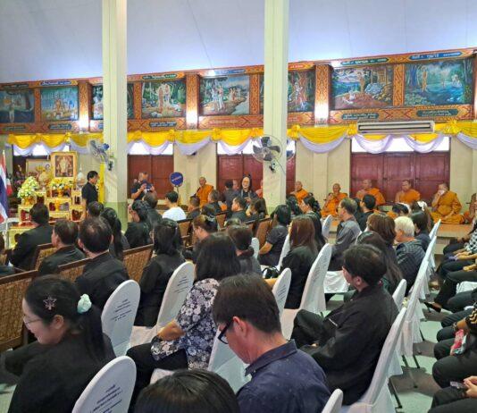 De gemeente Sri Racha komt bijeen om Zijne Koninklijke Majesteit Koning Rama IX te eren De Grote Verjaardag, Nationale Dag en Vaderdag