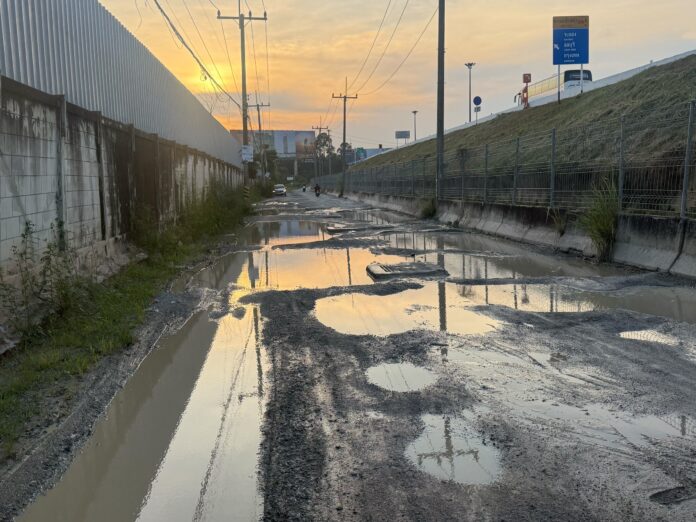 Жители Нонгпру возмущены из-за заброшенного проекта дороги в Маб Сонг–Нонг Яй 1 Сои, который оставляет местных жителей в недоумении
