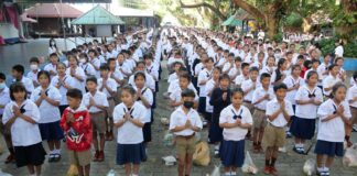 パタヤ市立第7学校、プミポン・アドゥンヤデート大王陛下を偲んで父の日と建国記念日の式典を開催