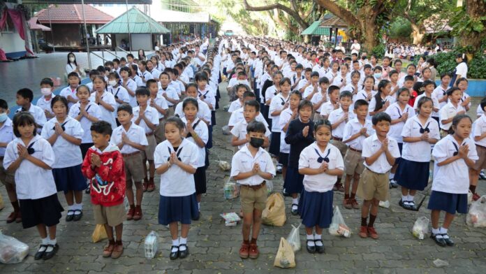 Школа города Паттайя №7 провела церемонию в честь Дня отца и Национального дня в память о Его Королевском Величестве Короле Бхумиболе Адулядете Великом