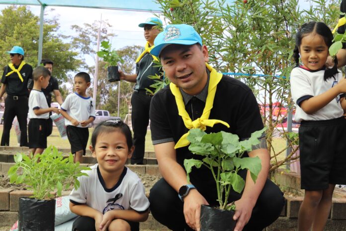 Муниципалитет подрайона Тахиан Тиа проводит национальную церемонию в честь Дня рождения Его Королевского Величества Короля Бхумибола Адульядета Великого, Национального дня и Дня отца 2025 года