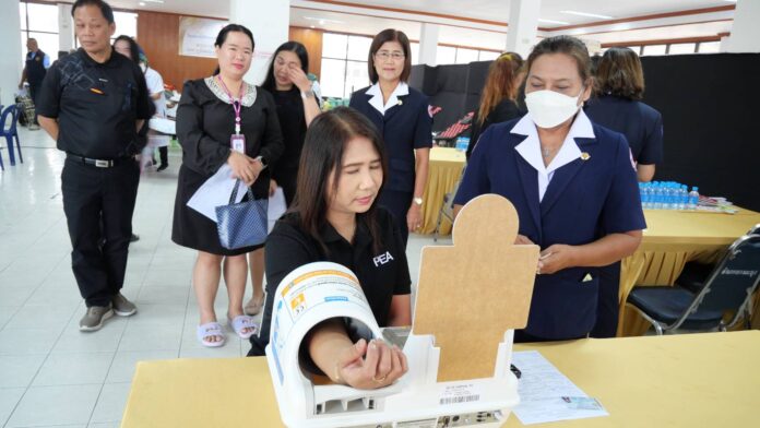 Отделение Красного Креста района Бангламунг организует акцию по сдаче крови в честь дня рождения Его Королевского Величества Короля Бхумибола Адулядеджа Великого, Национального дня и Дня отца