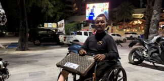 パタヤビーチで溺れている男性を助けようと障害を持つ宝くじ売り子が海に足を踏み入れたが、男性はすでに死亡していたことが判明