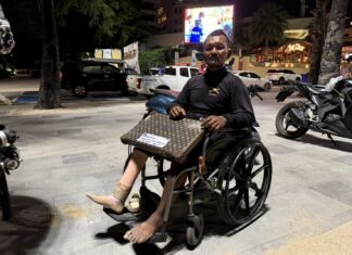 Ein behinderter Lottoverkäufer watete ins Meer, um einen Ertrinkenden am Strand von Pattaya zu retten, nur um festzustellen, dass der Mann bereits tot war.