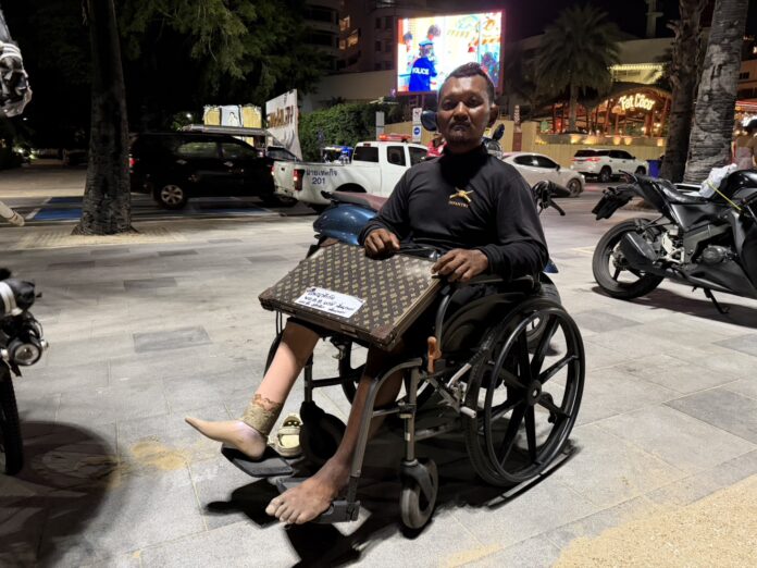 Инвалид-продавец лотерейных билетов входит в море, чтобы попытаться спасти тонущего человека на пляже Паттайя, только чтобы обнаружить, что человек уже мертв