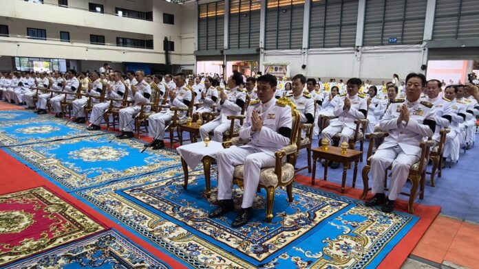 Жители Бангламунга объединяются в церемонии раздачи милостыни 5 декабря в честь дня рождения Его Королевского Величества Короля Бхумибола Адулядеджа Великого, Национального дня и Дня отца