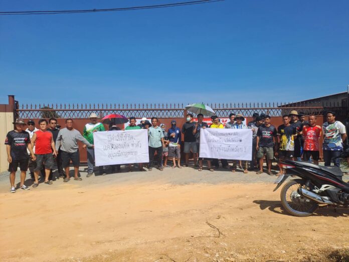 Жители в Чонбури протестуют против завода по переработке пластика из-за постоянных неприятных запахов, несмотря на приказ о закрытии