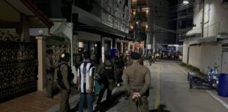 Mężczyzna z Pattayi pod wpływem metamfetaminy próbował popełnić samobójstwo, podpalił pokój po kłótni po rozstaniu